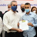 @LuisAbinader entrega recursos por más de RD$18 millones a pequeños y medianos empresarios de SFM