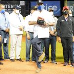 @LuisAbinader realizó el lanzamiento de la primera bola en el partido que se celebra en el Estadio Quisqueya