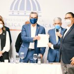 Pdte. @LuisAbinader y @RaquelPenavice otorgan RD$134 MM a alcaldes y directores distritos municipales de Santiago