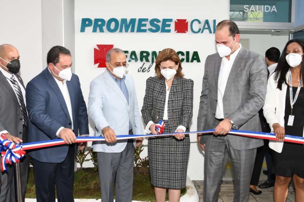 @PromeseCalRD inaugura gran y moderna #FarmaciaDelPueblo junto a @RaquelPenavice