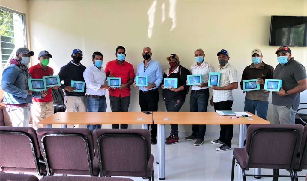 Técnicos de @AgriculturaRD reciben tabletas electrónicas para georreferencia de fincas agropecuarias