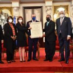 @LuisAbinader entrega a Franjul el Premio Nacional Periodismo 2020