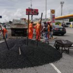 Brigadas Obras Públicas @MOPCRD @DeligneAB  inician trabajos bacheo en avenida 27 de Febrero