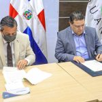 @AduanaRD y @AmbienteRD firman acuerdo que pondrá fin a la amenaza medioambiental de barco encallado en Bahía de Manzanillo