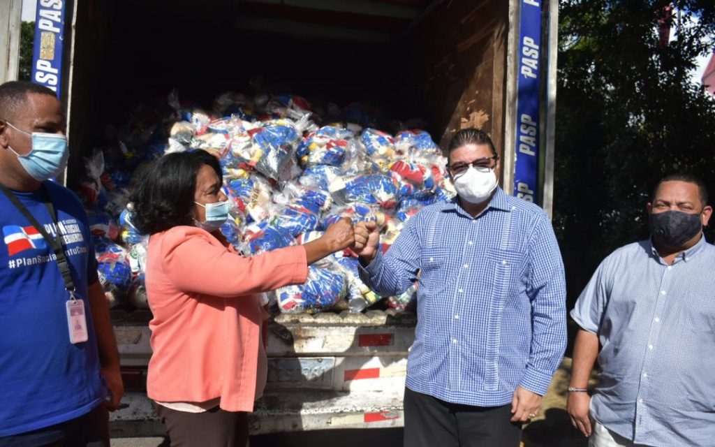 @PlansocialRD entrega raciones alimenticias a @Miderec_RD para atletas