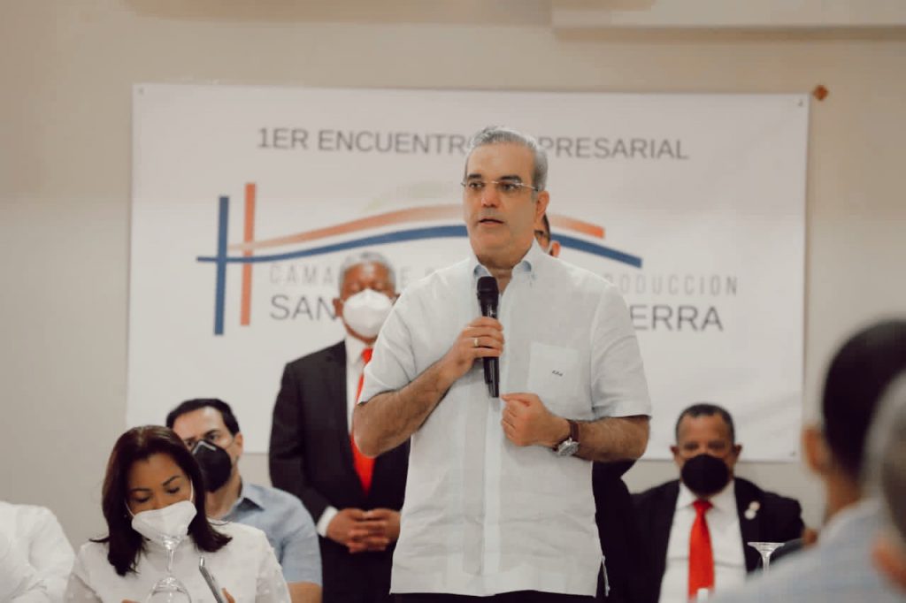 @LuisAbinader en encuentro y acciones de apoyo desarrollo Municipio San Antonio Guerra