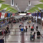 Solo una persona tendrá acceso a buscar a familiares en los aeropuertos