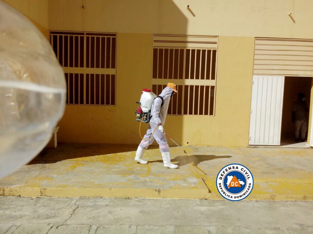 @DefensaCivilRD y @SaludPublicaRD despliegan operativo de desinfección en Santiago
