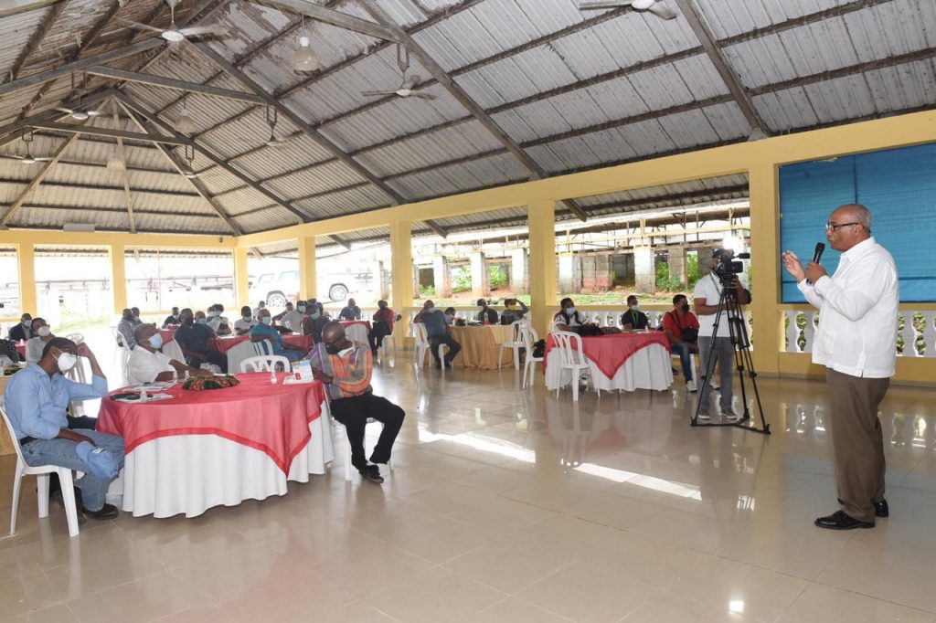 Viceministro @MEMRD orienta residentes en Yamasá sobre presa de cola