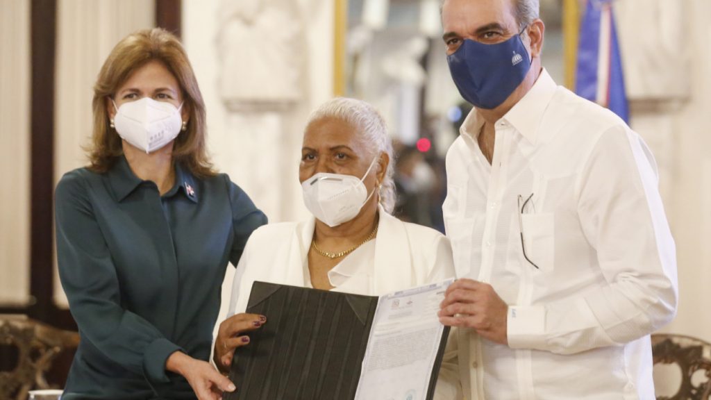 @LuisAbinader entrega títulos de propiedad a 495 familias