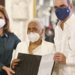 @LuisAbinader entrega títulos de propiedad a 495 familias