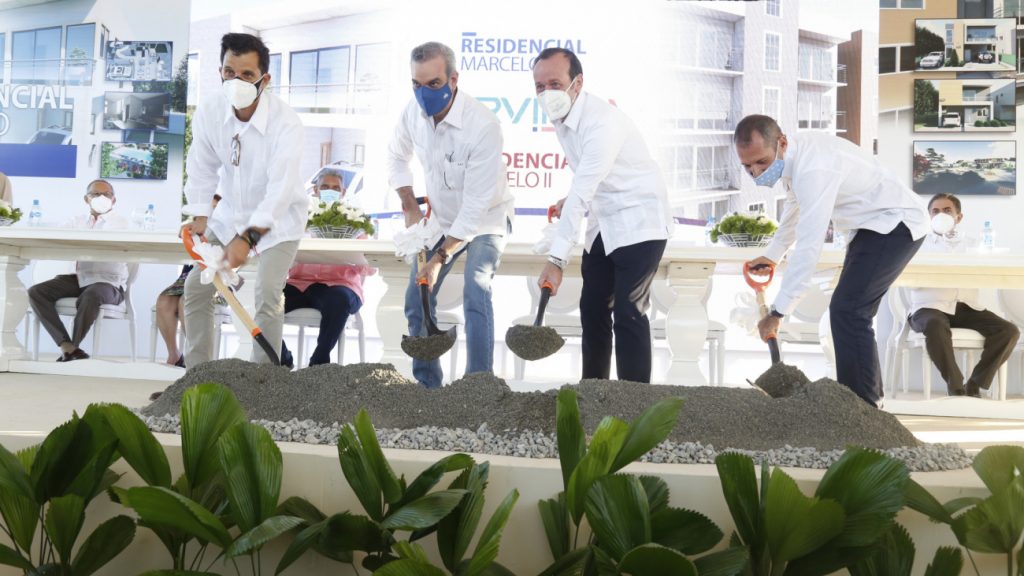 Pdte. @LuisAbinader asiste a primer palazo e inauguración de dos complejos residenciales en Baní