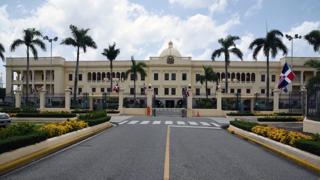 @LuisAbinader ordena impedir entrada a RD de dos extranjeros