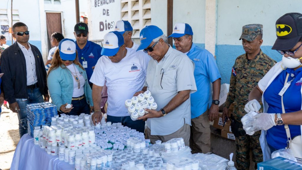 Gobierno @LuisAbinader realiza operativos médicos, entrega de útiles escolares y alimentos en los bateyes de SPM