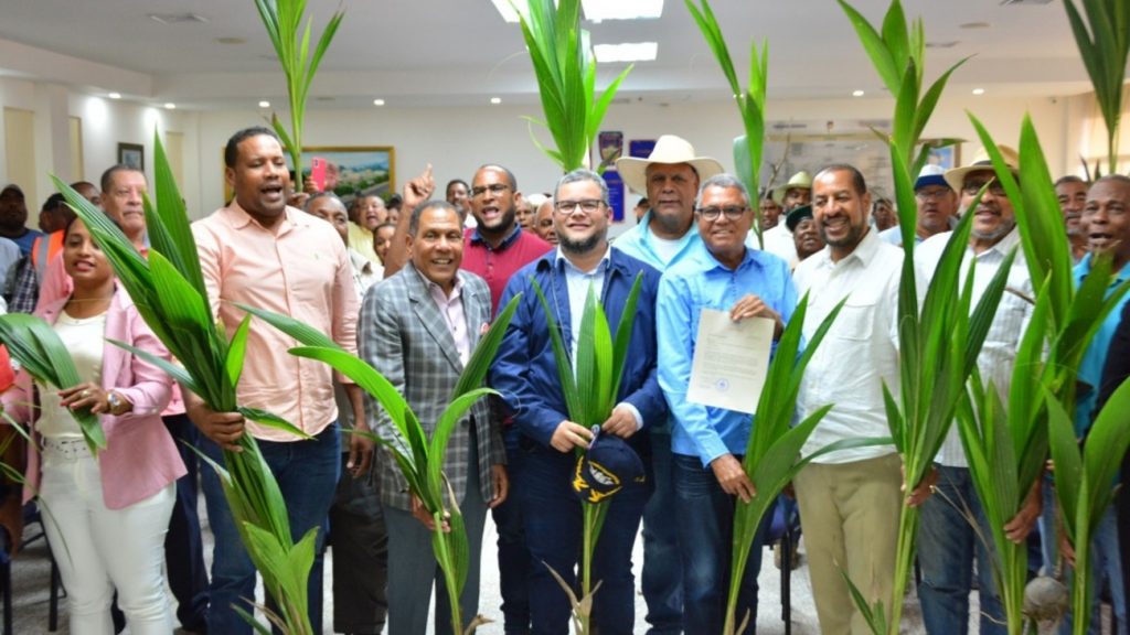 @Feda_RD Inicia Plan de Relanzamiento del Sector del Coco con entrega de más de 90 mil plántulas
