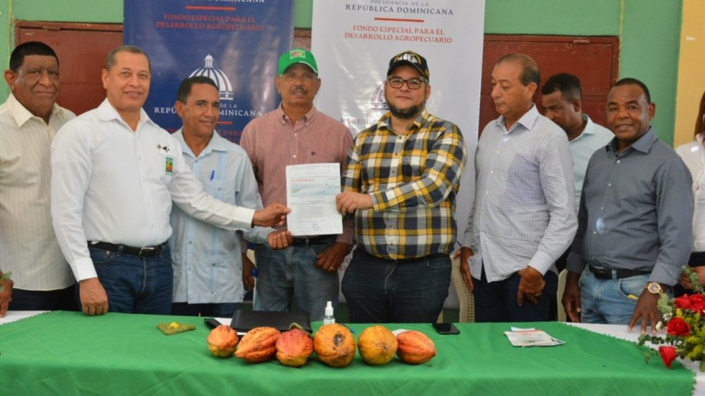 @Feda_RD Entrega RD 6,496,000 para construcción de viveros de cacao