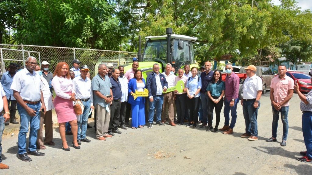 Gobierno @LuisAbinader implementa Plan de Modernización del Campo; entrega tractor a productores de Santo Domingo