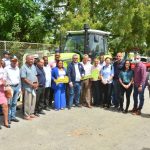 Gobierno @LuisAbinader implementa Plan de Modernización del Campo; entrega tractor a productores de Santo Domingo