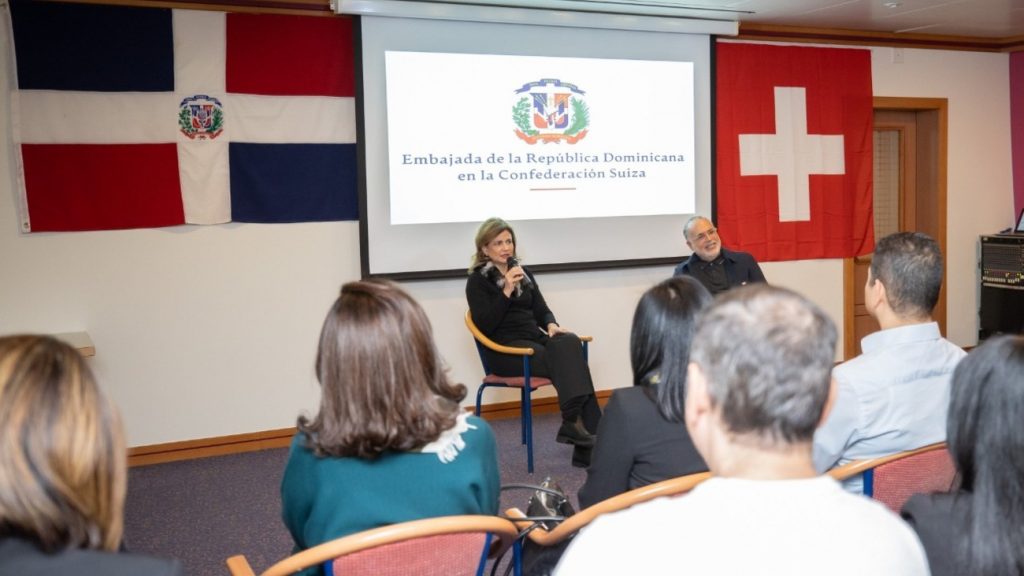 Vicepresidenta @RaquelPenaVice se reúne con dominicanos en Suiza