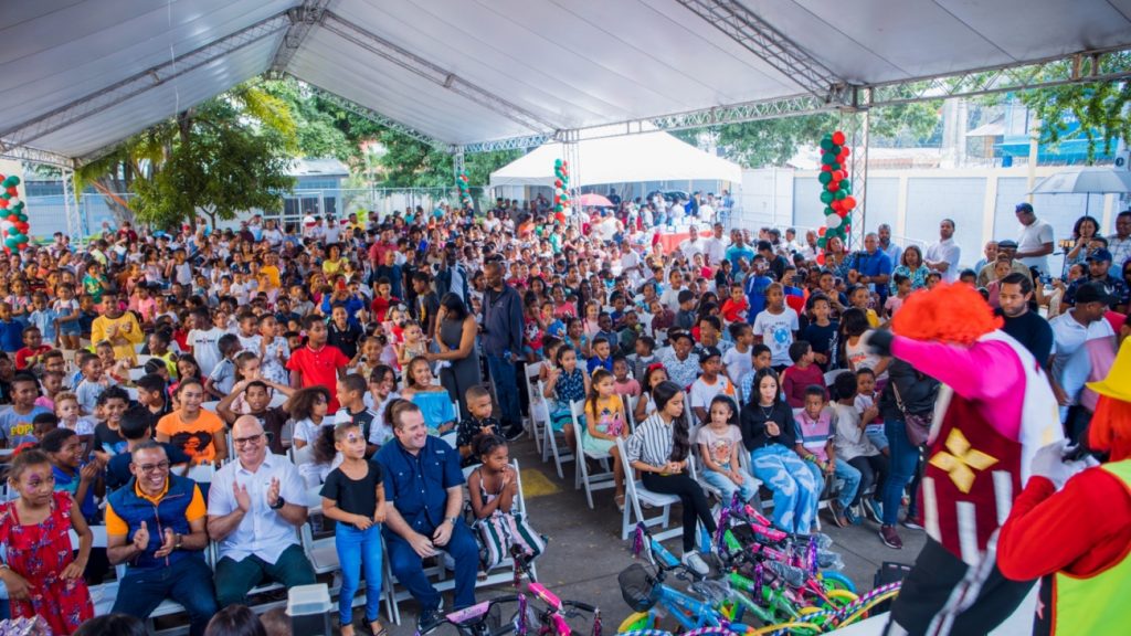 Ministro @JosePaliza entrega juguetes a 800 niños de diversas edades en el municipio de Montellano