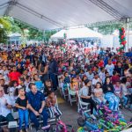 Ministro @JosePaliza entrega juguetes a 800 niños de diversas edades en el municipio de Montellano