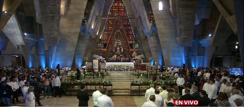 Presidente @luisabinader encabeza acto para venerar a la virgen de La Altagracia