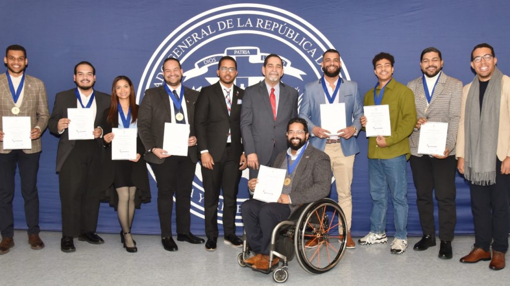 @JuventudRD y Consulado en Nueva York reconocen a 14 jóvenes dominicanos