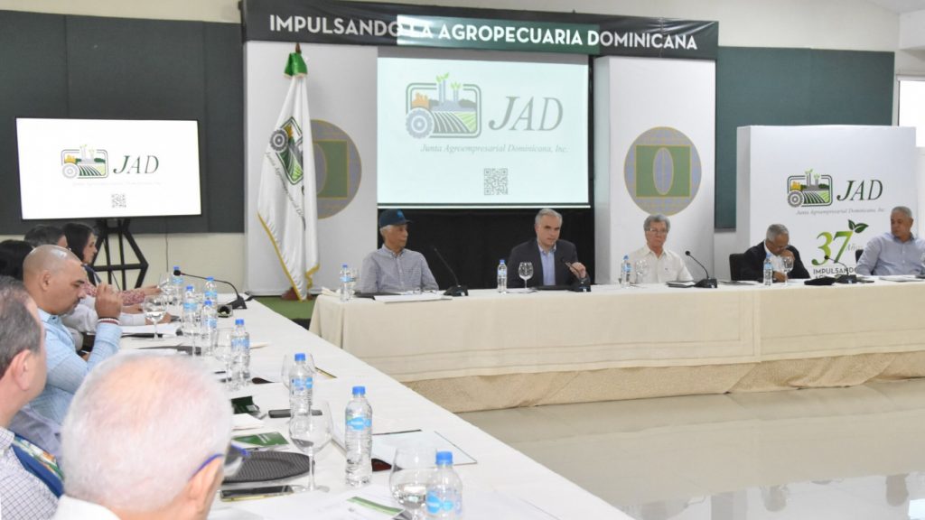 Ministro de Trabajo @LMDECAMPS promueve acuerdos que beneficien a trabajadores y productores agrícolas