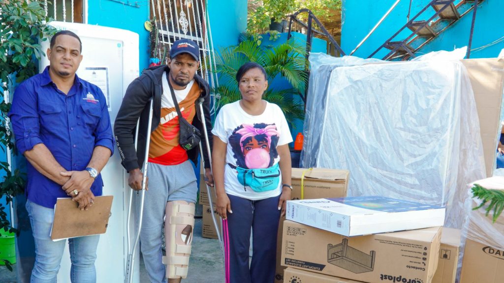 @PlansocialRD Entrega enseres a familias afectadas por incendio en Villa Francisca