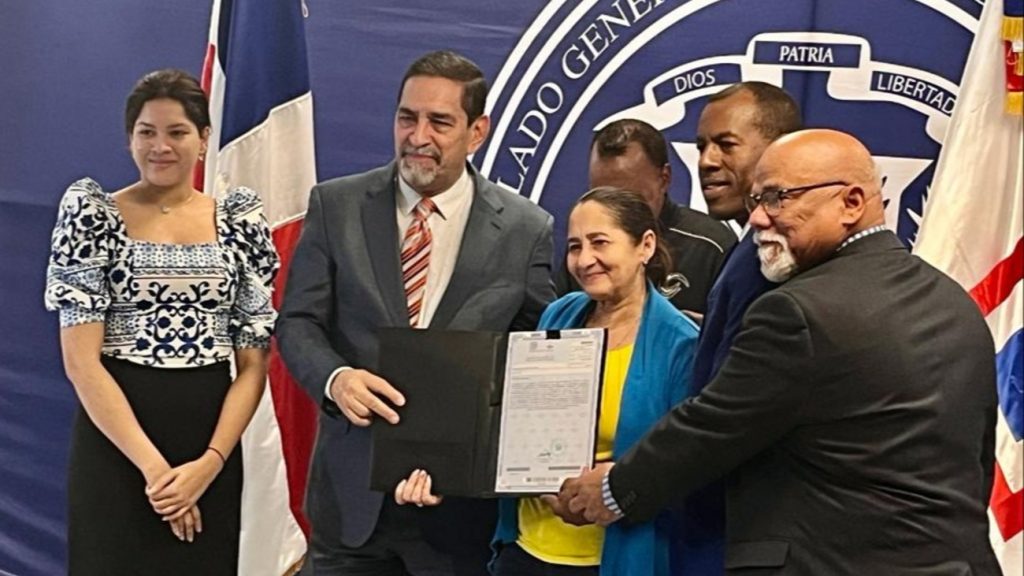 Unidad de Titulación de Terrenos del Estado entrega 65 títulos de propiedad a dominicanos residentes en EE. UU.