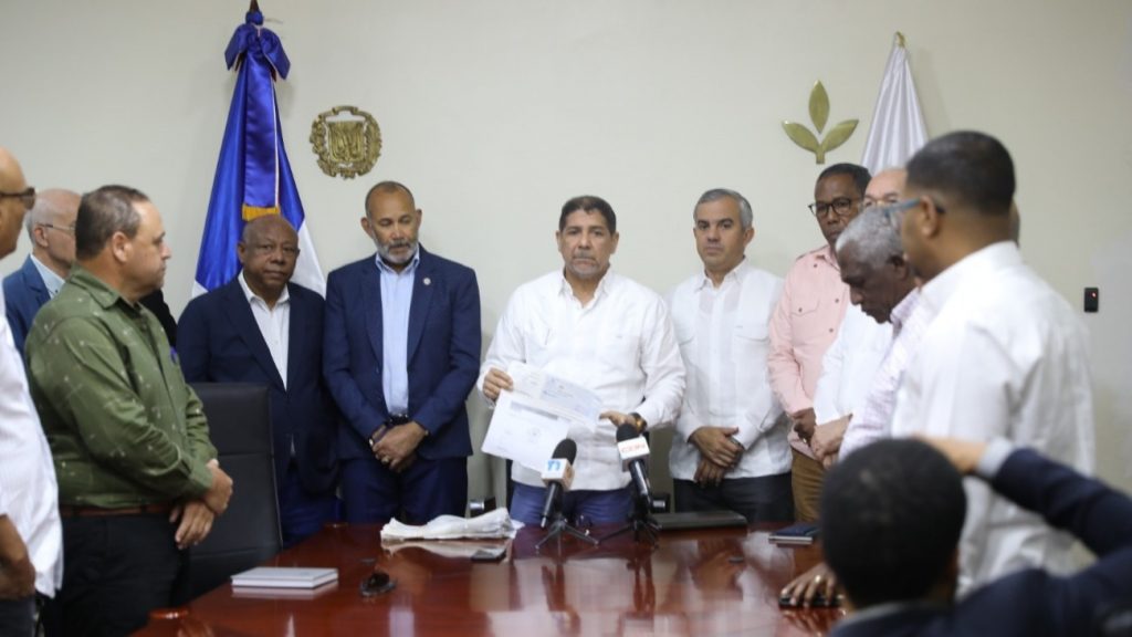 Gobierno @LuisAbinader entrega RD 60 millones a asociaciones productoras de ajo en Constanza