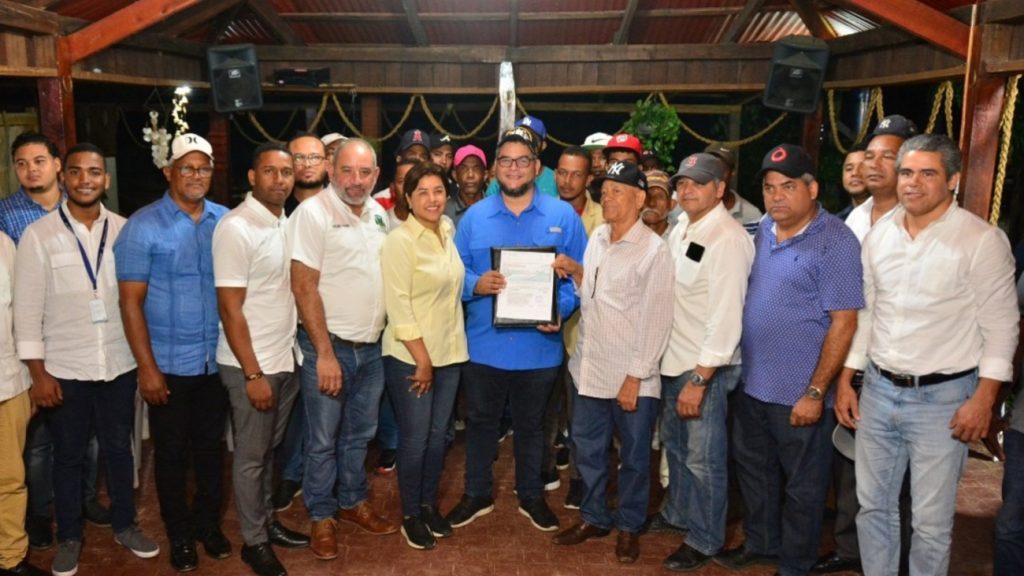 @Feda_RD Entrega RD 7 millones para la instalación de invernadero en Restauración, Dajabón