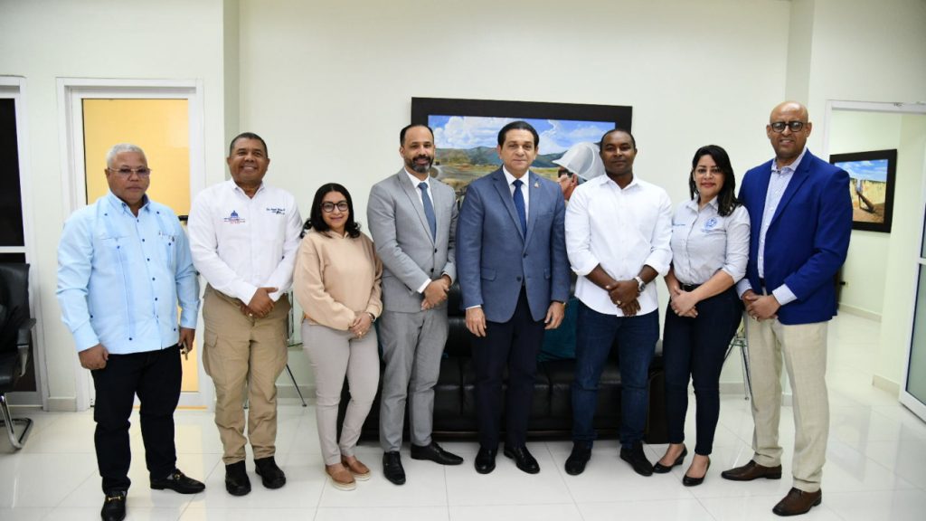 Ministro de Salud @DrDaniel_Rivera dispone reforzar plan estratégico contra malaria en San Juan de la Maguana