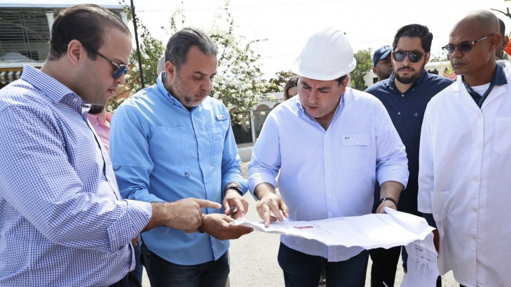 Director @SNSRDO supervisa obras en construcción hospitales Sur Profundo