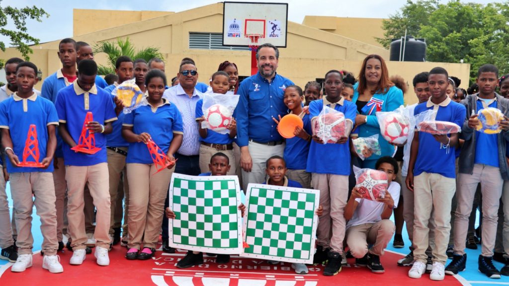 @INEFIRDOFICIAL Entrega tres canchas remozadas en planteles escolares de Pedro Brand