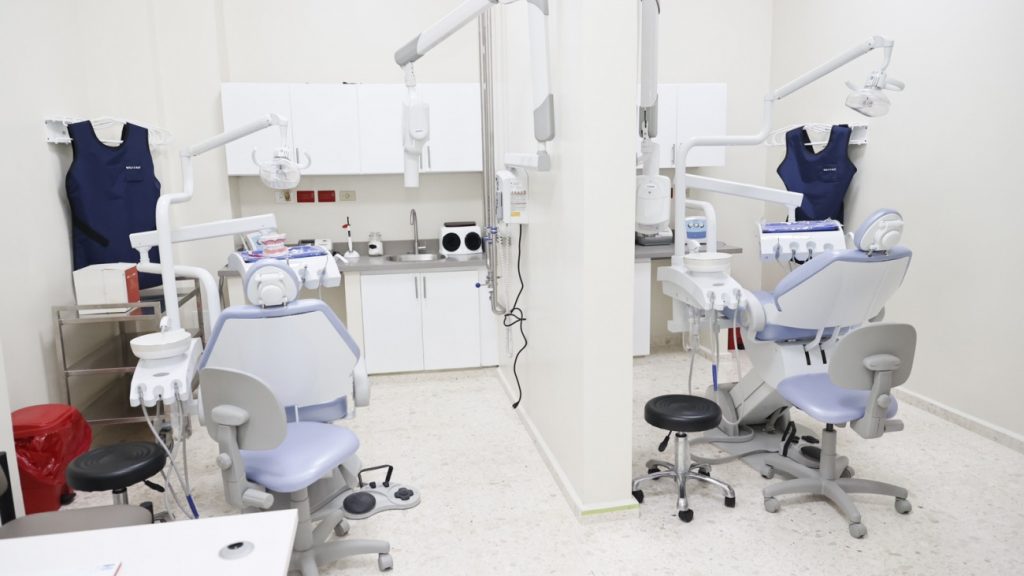 @SNSRDO Entrega nueva área de odontología en el Hospital Padre Billini