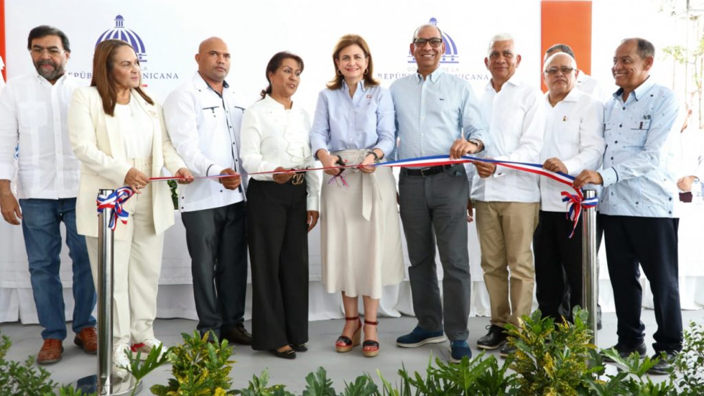 @RaquelPenaVice Inaugura en Sánchez Ramírez  carretera La Mata – Angelina