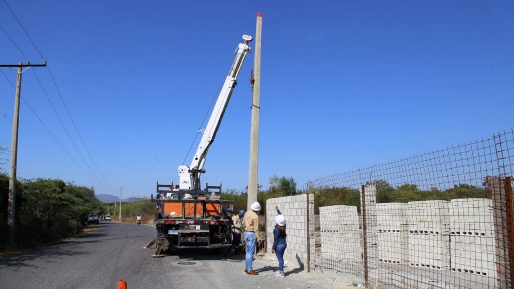 @EdesurRD electrifica entrada de Cañafistol en Baní; trabajos impactarán a 8,000 personas