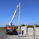 @EdesurRD electrifica entrada de Cañafistol en Baní; trabajos impactarán a 8,000 personas