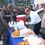 Eduardo Alberto Then Director de la @PoliciaRD comparte un chocolate caliente con pan con el personal que le acompañó la madrugada de hoy en recorrido de supervisión.