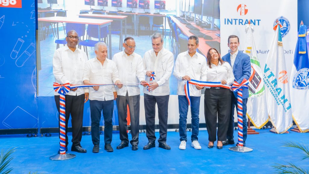 Presidente @LuisAbinader inaugura Centro de Formación Mamá Tingó en Villa Mella