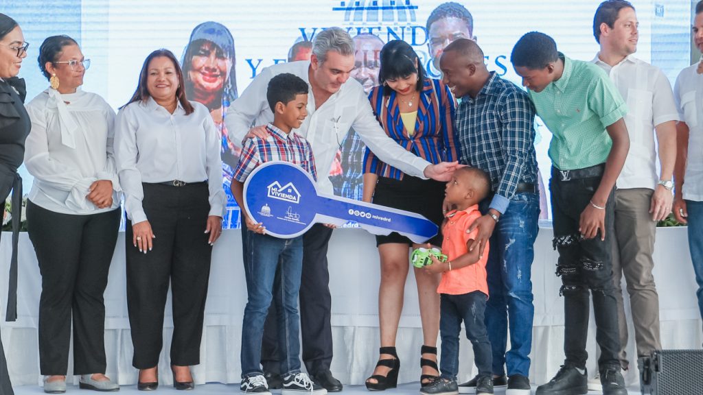Presidente @LuisAbinader entrega 100 apartamentos en “Mi Vivienda Hato Nuevo” con inversión de RD 3,337.9 millones