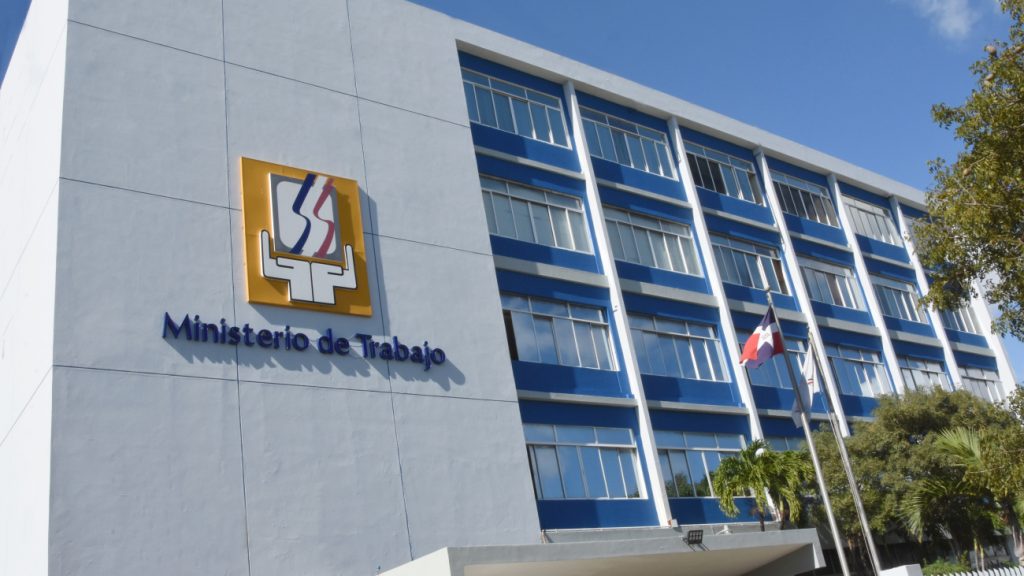 @MTrabajoRD Aclara salario mínimo es mayor que en seis países de Latinoamérica