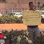 Pidió empleo con un cartel en la calle, le llovieron ofertas y ya tiene trabajo
