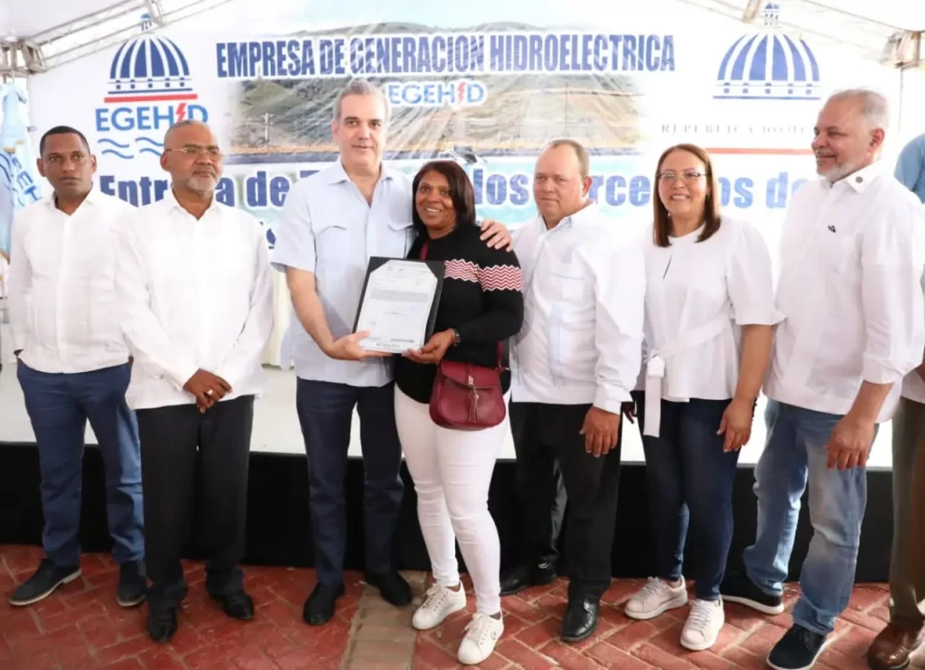 Presidente @LuisAbinader entrega 150 títulos de propiedad a parceleros de San Juan