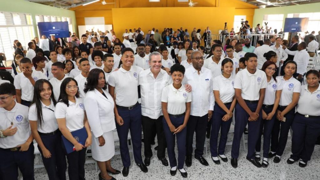 @LuisAbinader inaugura dos nuevos centros educativos con inversión superior a los RD 195 millones