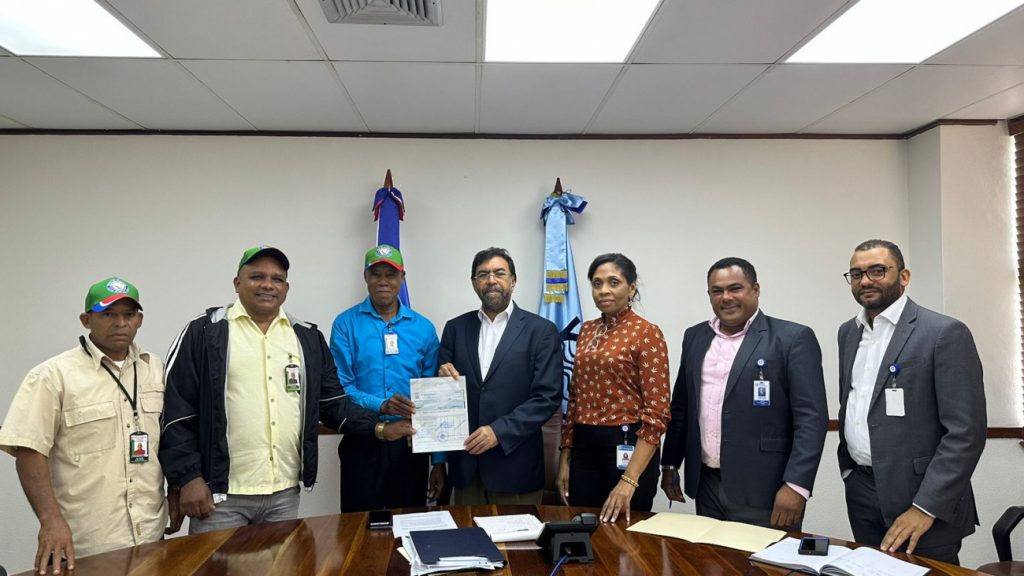 @INDRHIRD Aporta RD 365,783.00 para compra de retropala a Junta de Regantes Río Yuna de Bonao