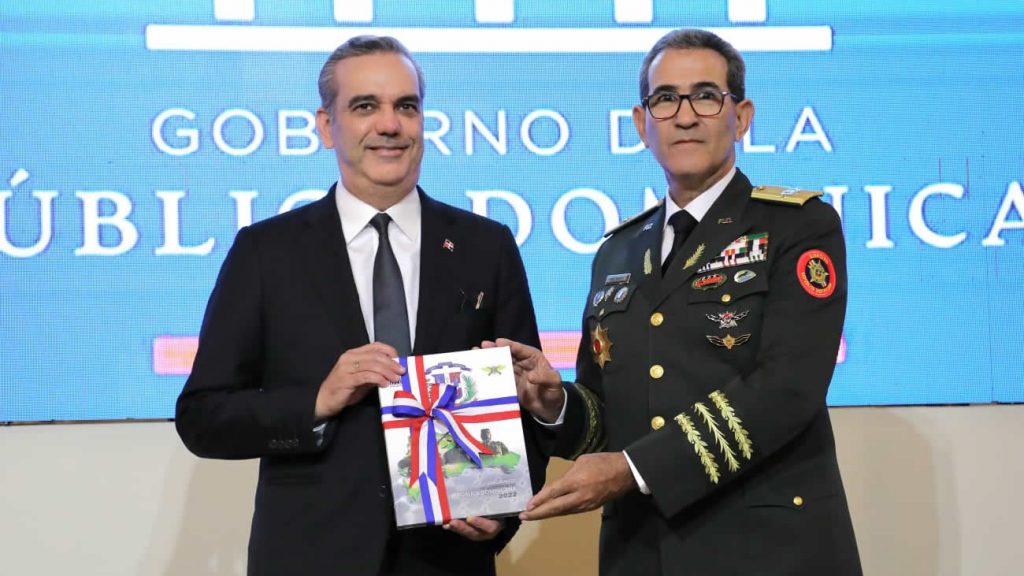 Presidente @luisabinader dice el Libro Blanco de la Defensa de RD es instrumento vivo para enriquecer con la sociedad