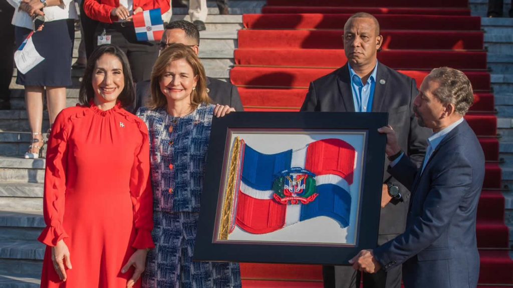 Vicepresidenta @RaquelPenaVice encabeza acto de homenaje a la bandera nacional