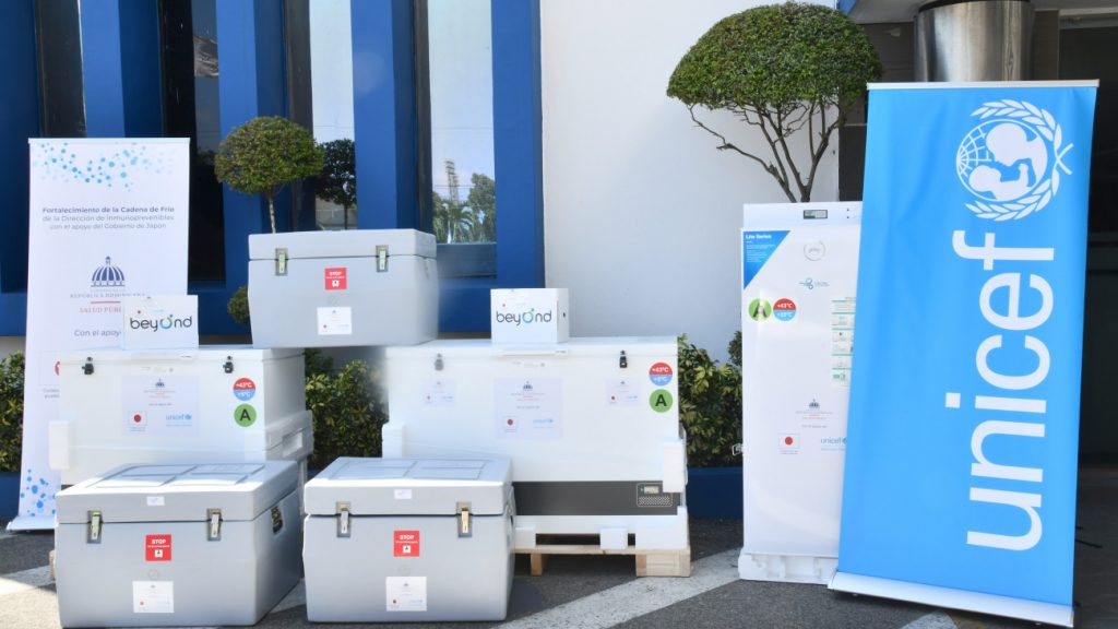 @SaludPublicaRD recibe del Gobierno de Japón equipos de cadena de frío para conservar vacunas